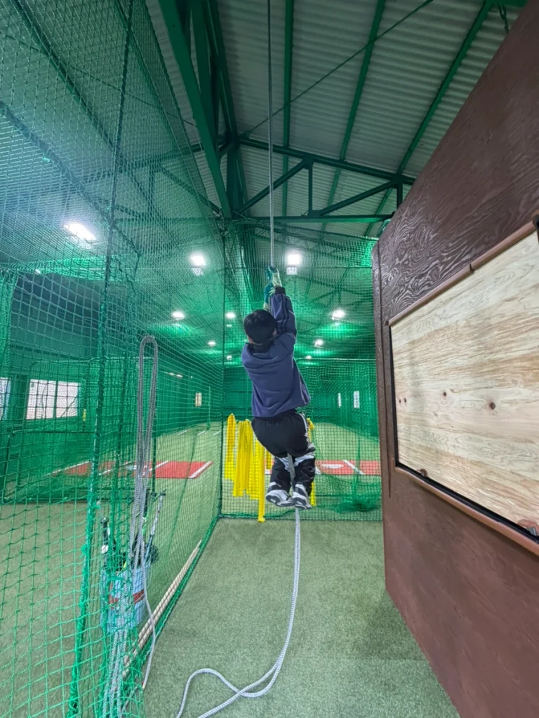 ロープでトレーニングをする少年の写真